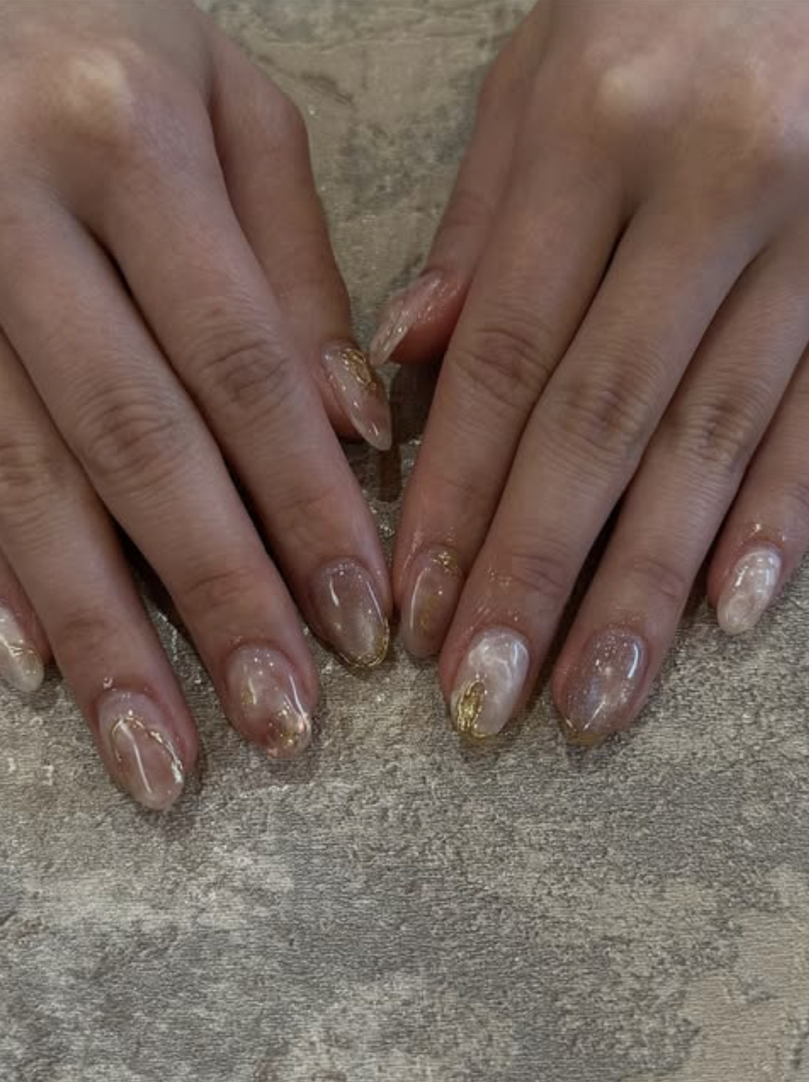シアーベージュ×ゴールドのニュアンスネイル
